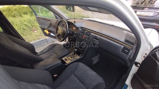 Mercedes E 240 1999, 302,000 km - 2.4 l - Bakı