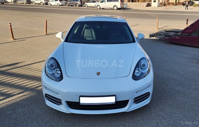 Porsche Panamera 4S-1