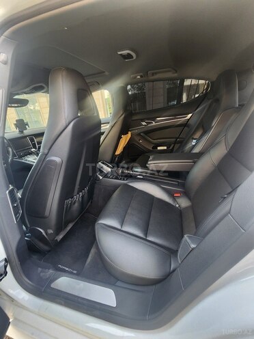 Porsche Panamera 4S-9