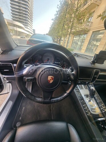 Porsche Panamera 4S-7