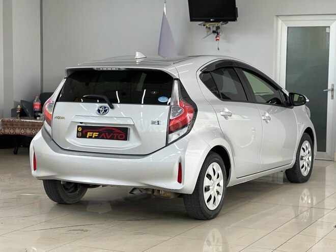 Toyota Aqua-8