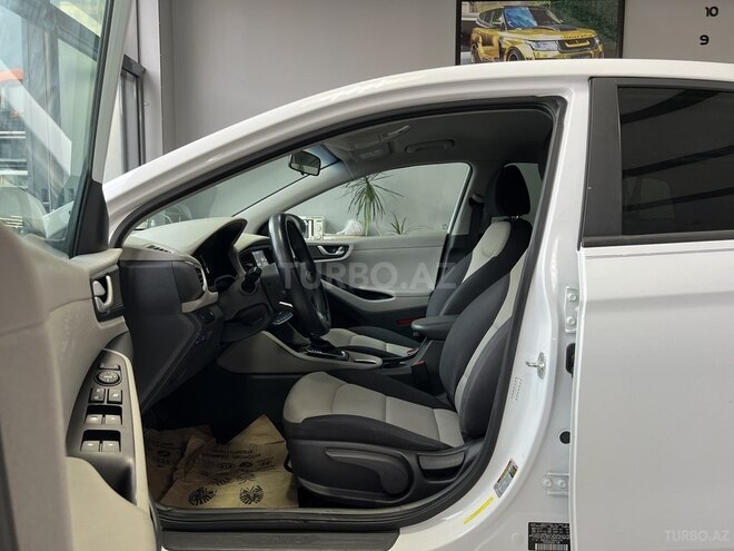 Hyundai IONIQ-13