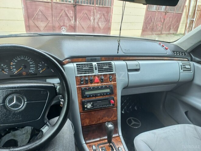 Mercedes E 240 1999, 410,000 km - 2.4 l - Xudat