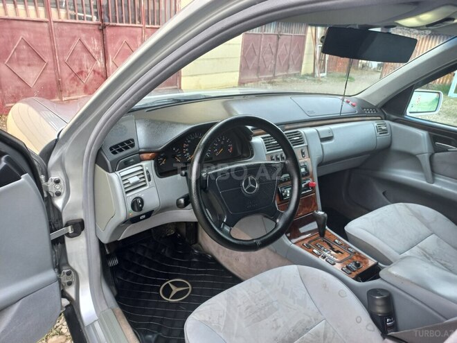 Mercedes E 240 1999, 410,000 km - 2.4 l - Xudat