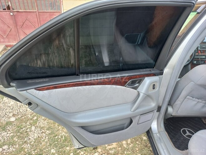 Mercedes E 240 1999, 410,000 km - 2.4 l - Xudat