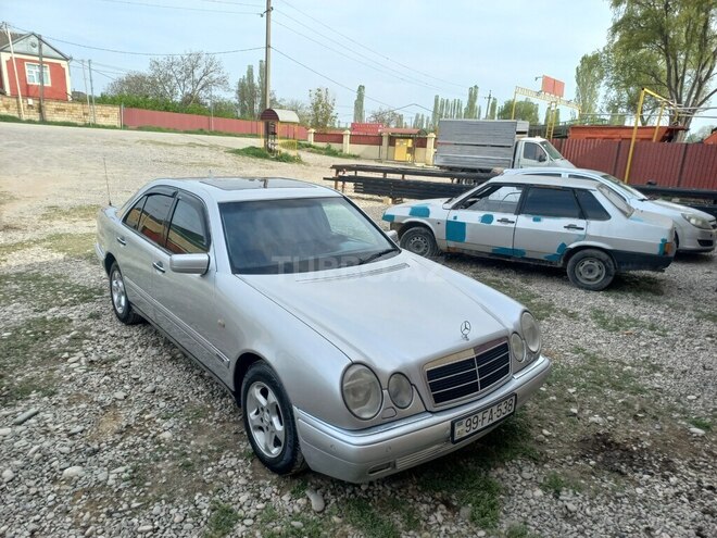 Mercedes E 240 1999, 410,000 km - 2.4 l - Xudat