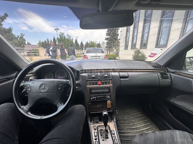 Mercedes E 200 2001, 491,000 km - 2.0 л - Qazax