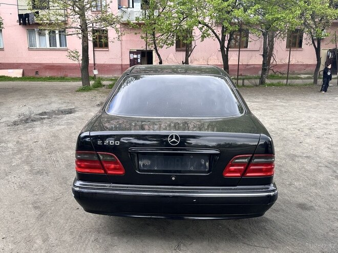 Mercedes E 200 2001, 491,000 km - 2.0 л - Qazax