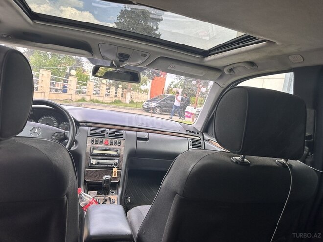 Mercedes E 200 2001, 491,000 km - 2.0 л - Qazax