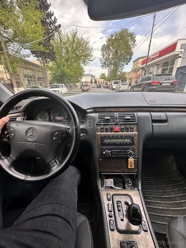 Mercedes E 200 2001, 491,000 km - 2.0 л - Qazax