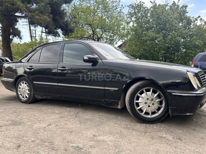 Mercedes E 200 2001, 491,000 km - 2.0 л - Qazax
