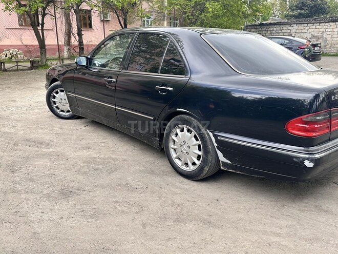 Mercedes E 200 2001, 491,000 km - 2.0 л - Qazax