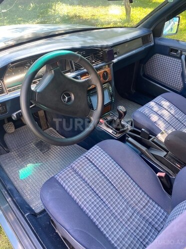 Mercedes 190 1992, 300,000 km - 2.0 l - Zaqatala