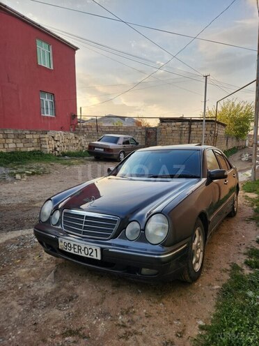 Mercedes E 220 d 2001, 256,000 km - 2.2 l - Bakı