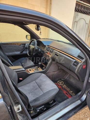 Mercedes E 220 d 2001, 256,000 km - 2.2 l - Bakı