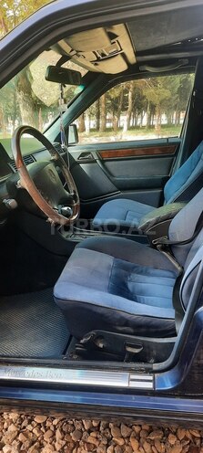 Mercedes E 220 1995, 421,000 km - 2.2 l - Sumqayıt