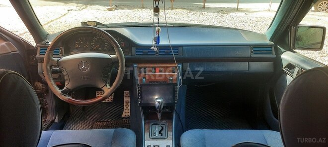 Mercedes E 220 1995, 421,000 km - 2.2 l - Sumqayıt