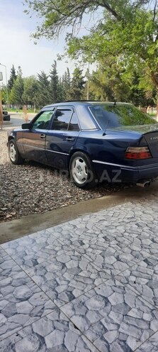 Mercedes E 220 1995, 421,000 km - 2.2 l - Sumqayıt