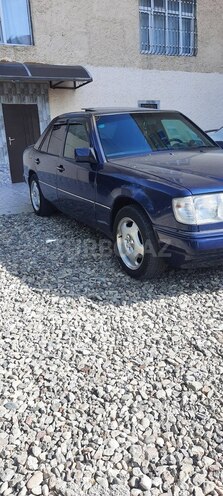 Mercedes E 220 1995, 421,000 km - 2.2 l - Sumqayıt