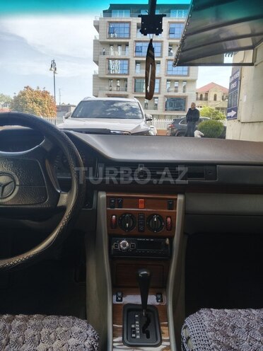 Mercedes E 220 1993, 378,000 km - 2.2 l - Bakı