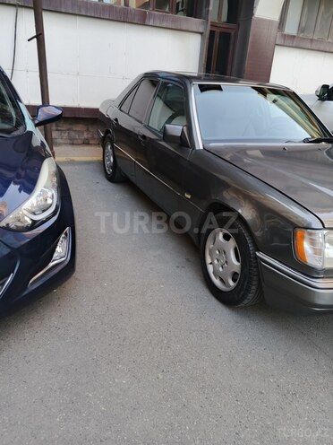 Mercedes E 220 1993, 378,000 km - 2.2 l - Bakı