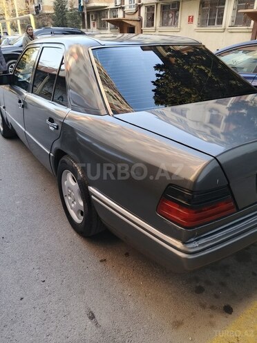 Mercedes E 220 1993, 378,000 km - 2.2 l - Bakı