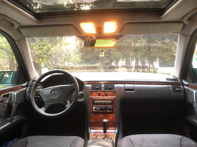 Mercedes E 240 1998, 321,000 km - 2.4 l - Bakı