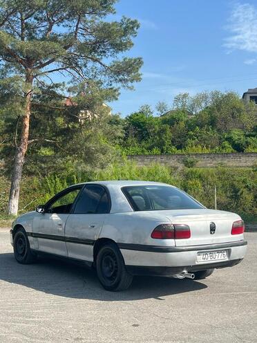 Opel Omega 1998, 300,000 km - 2.0 л - Quba
