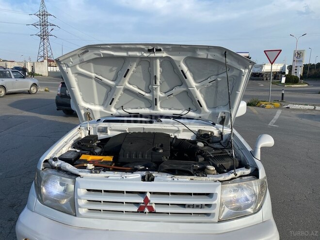 Mitsubishi Pajero io-9