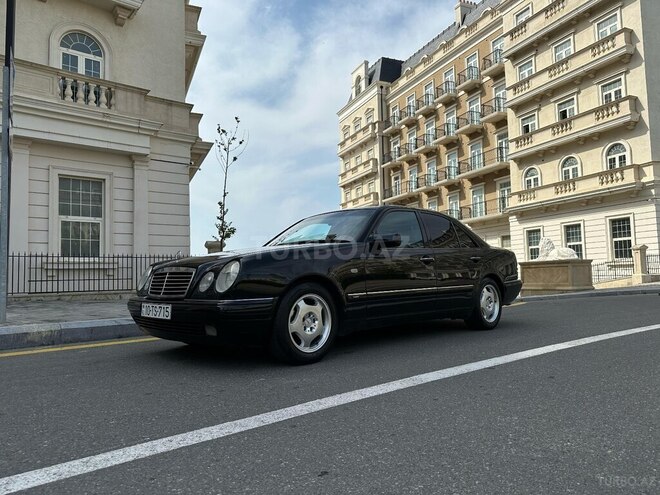 Mercedes E 280 1999, 325,269 km - 2.8 l - Bakı
