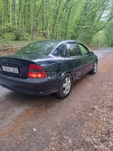 Opel Vectra 1998, 250,000 km - 1.6 l - Quba
