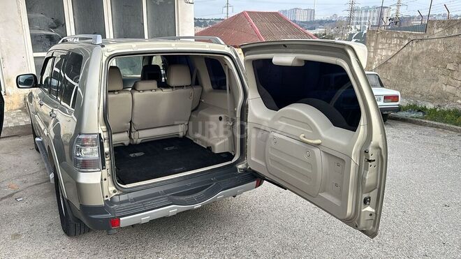 Mitsubishi Pajero-7