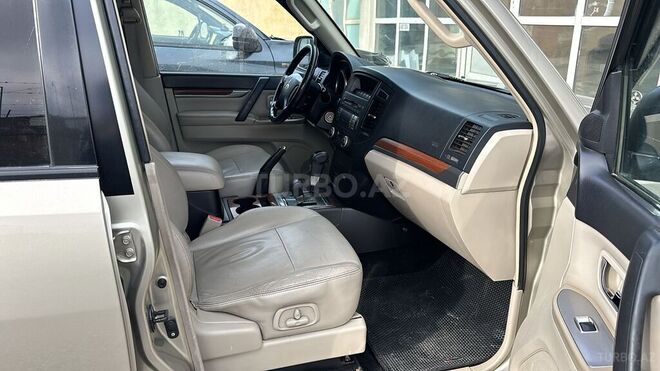 Mitsubishi Pajero-5