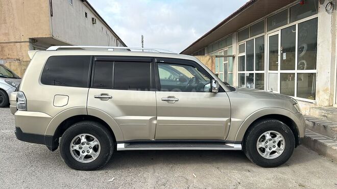 Mitsubishi Pajero-3