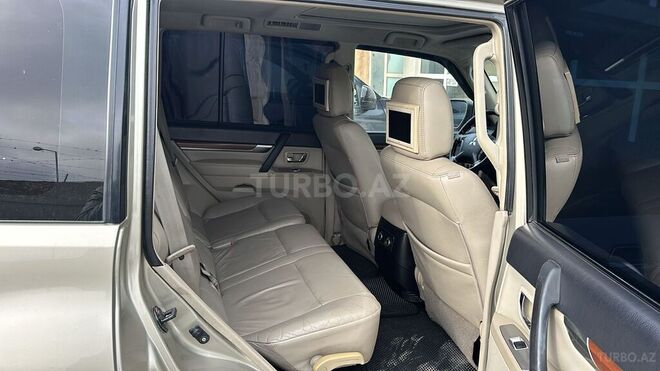 Mitsubishi Pajero-4