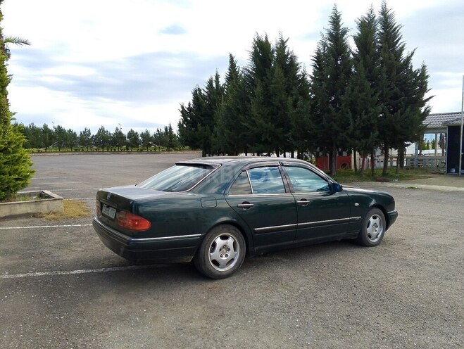 Mercedes E 240 1998, 423,000 km - 2.4 l - Astara