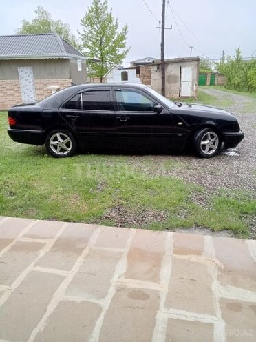 Mercedes E 240 1998, 325,000 km - 2.4 l - Sabirabad