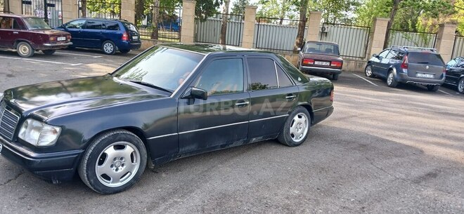Mercedes E 200 1993, 450,085 km - 2.0 l - Yevlax