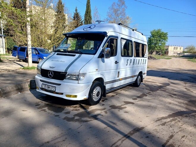Mercedes 208 D 1995, 250,000 km - 2.9 l - Qazax