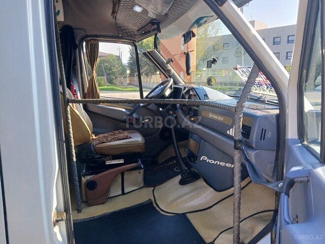 Mercedes 208 D 1995, 250,000 km - 2.9 l - Qazax