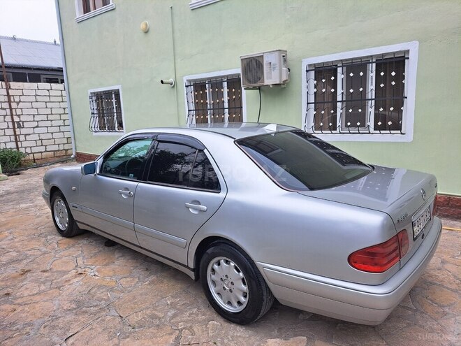 Mercedes E 220 d 1999, 412,000 km - 2.2 л - Qazax