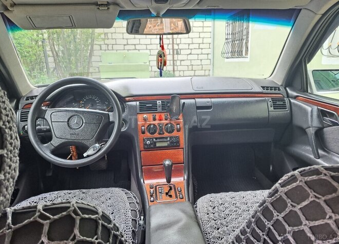 Mercedes E 220 d 1999, 412,000 km - 2.2 л - Qazax