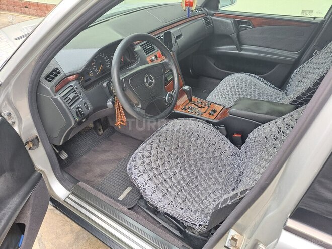 Mercedes E 220 d 1999, 412,000 km - 2.2 л - Qazax