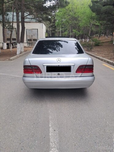 Mercedes E 240 1999, 255,000 km - 2.4 l - Sumqayıt