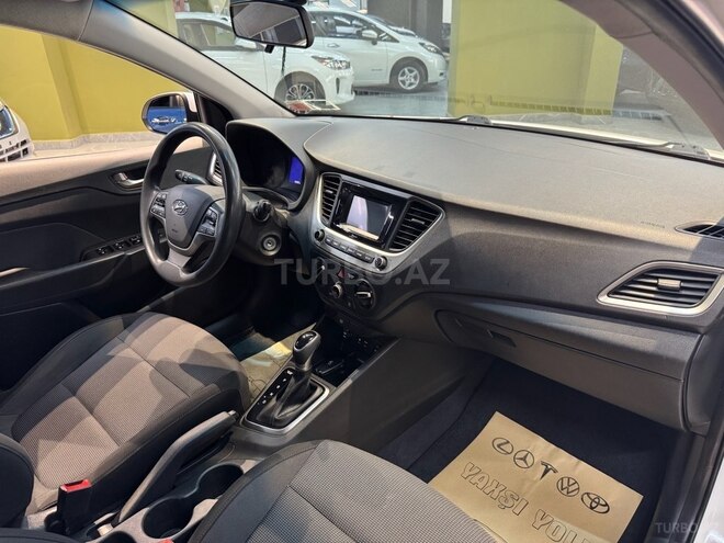 Hyundai Accent-14