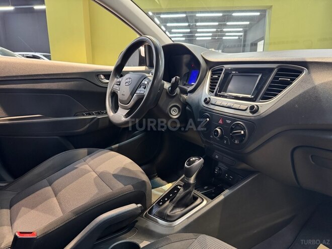 Hyundai Accent-15