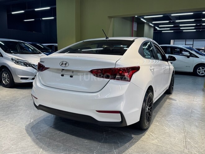 Hyundai Accent-10