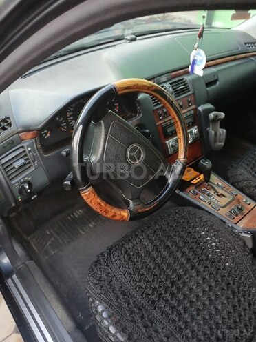 Mercedes E 280 1999, 258,500 km - 2.8 l - Bakı