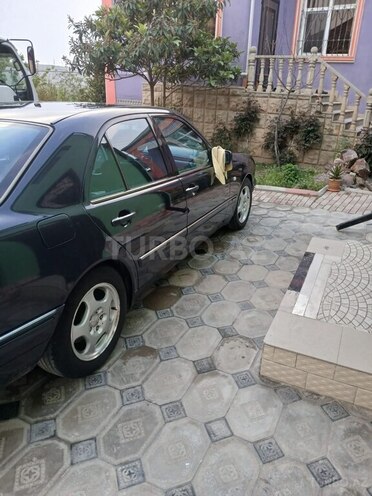 Mercedes E 280 1999, 258,500 km - 2.8 l - Bakı