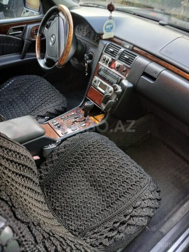 Mercedes E 280 1999, 258,500 km - 2.8 l - Bakı